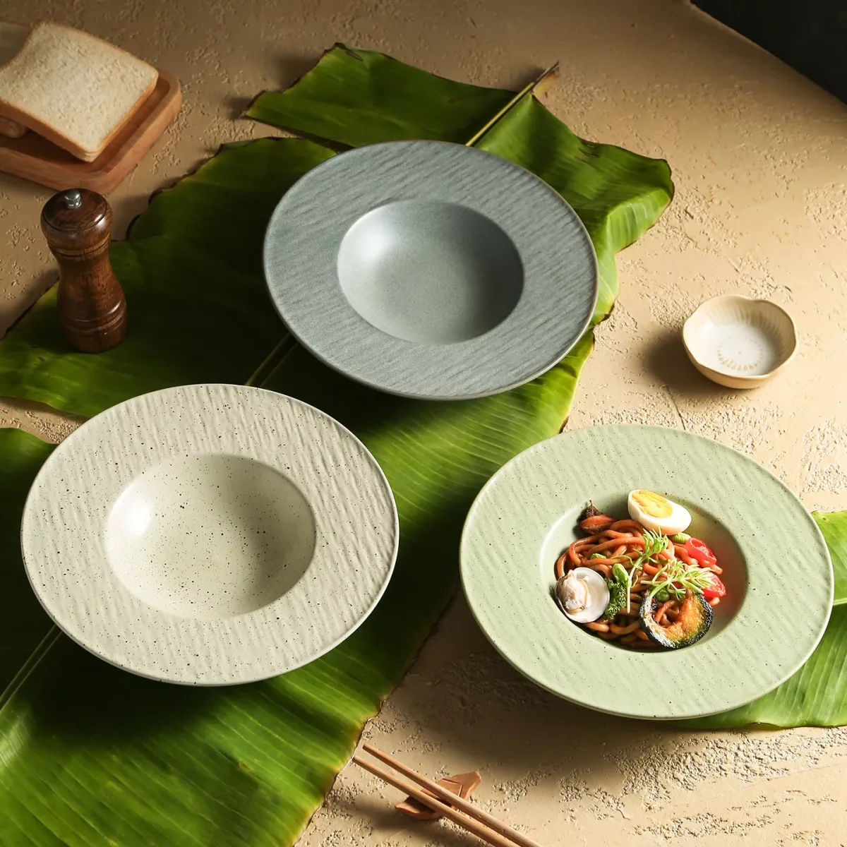 b81b496091fb 山野风草帽陶瓷盘 - Image 1